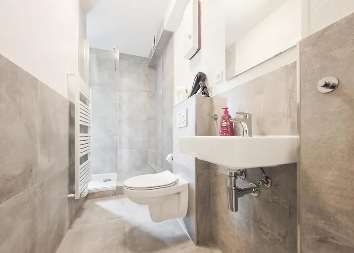 Tolstov - 3 - Kitchen - Dining - 25 Min To Messe Dus Lejlighed *